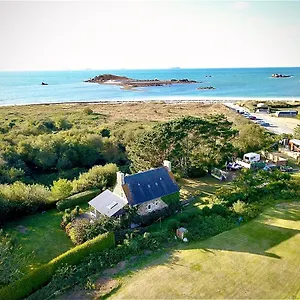 Grande Maison, Les Pieds Dans L'eau, Bord De Penvénan